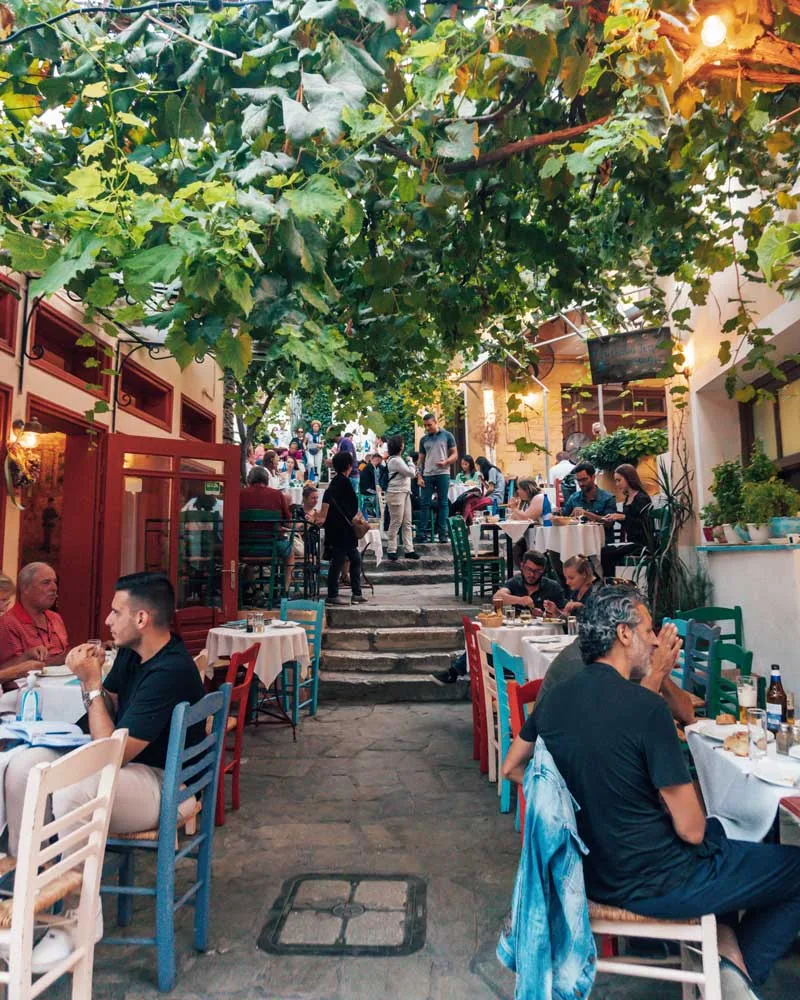 Σκάλες Μνησικλέους · Φαγητό κάτω από την Ακρόπολη — φωτογραφία 5
