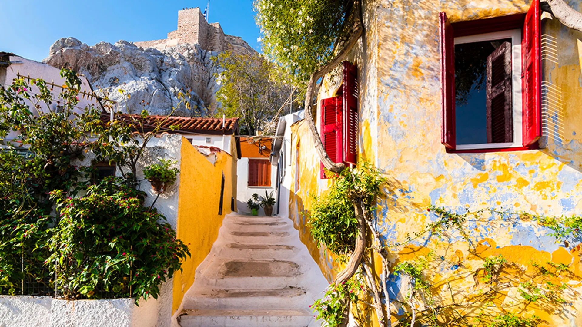 Λευκά κυβικά σπίτια των Αναφιώτικων στη βραχώδη βόρεια πλαγιά της Ακρόπολης