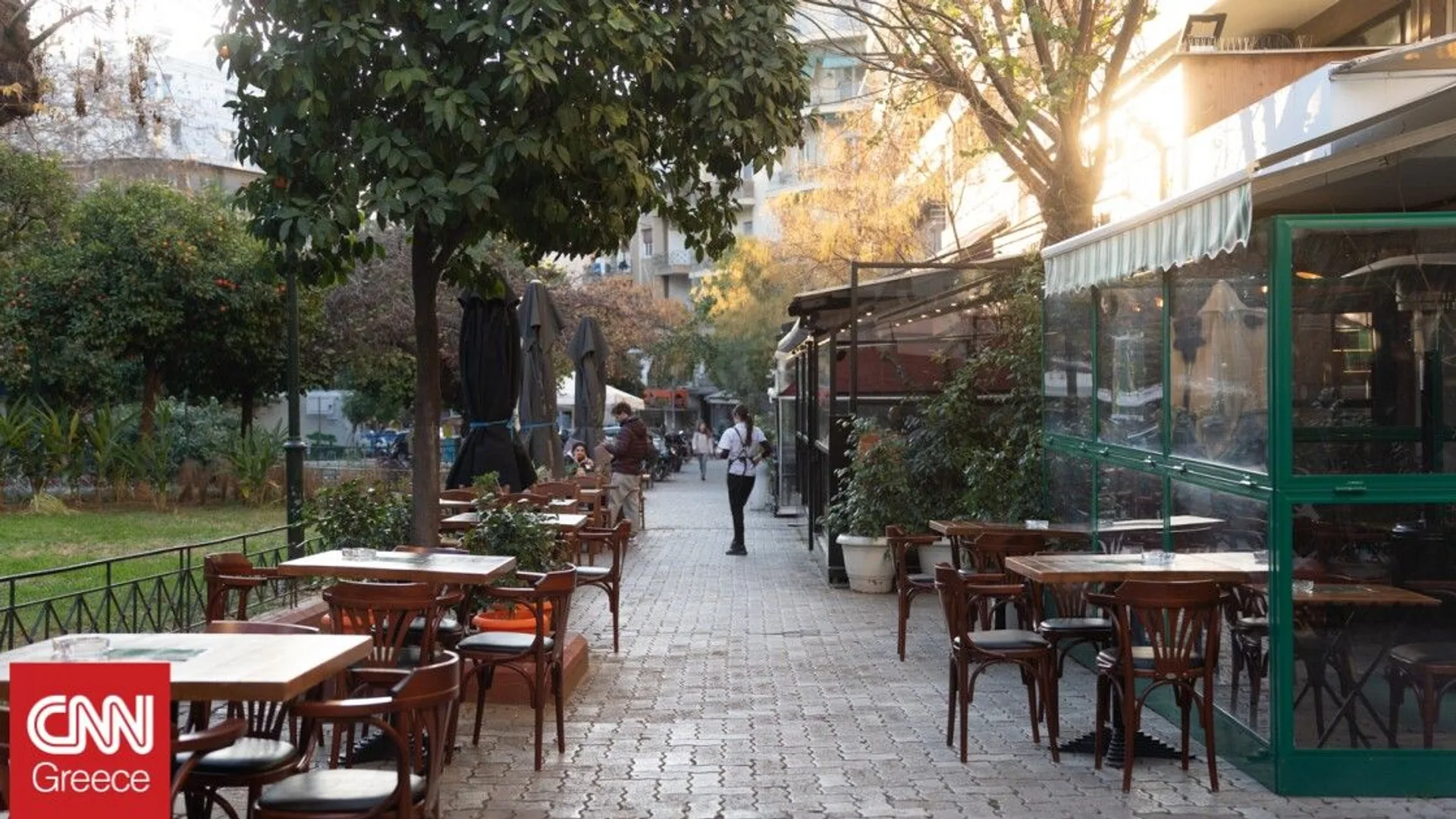 Δεντρόφυτος πεζόδρομος Φωκίωνος Νέγρη με καφέ και κόσμο