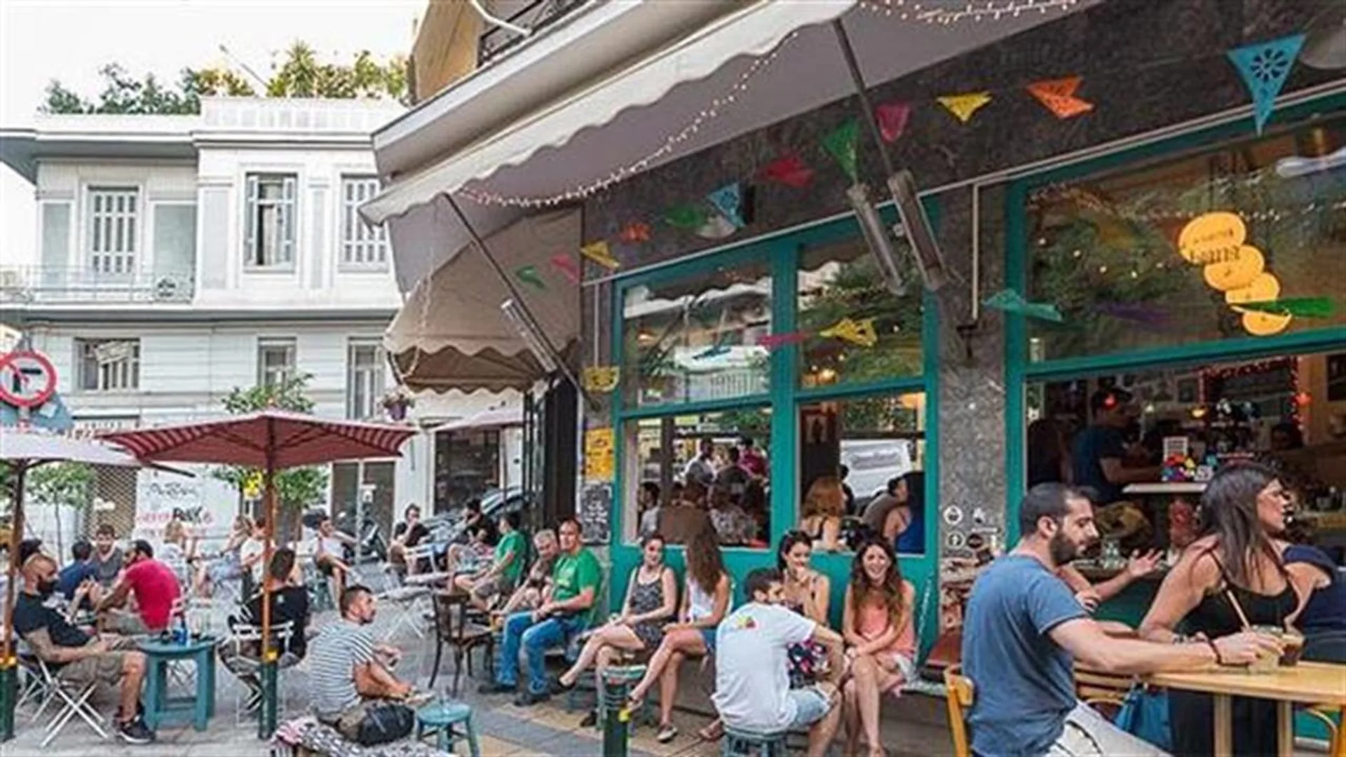 Πλατάνια και υπαίθρια καφέ στην Πλατεία Προφήτη Ηλία στο Παγκράτι