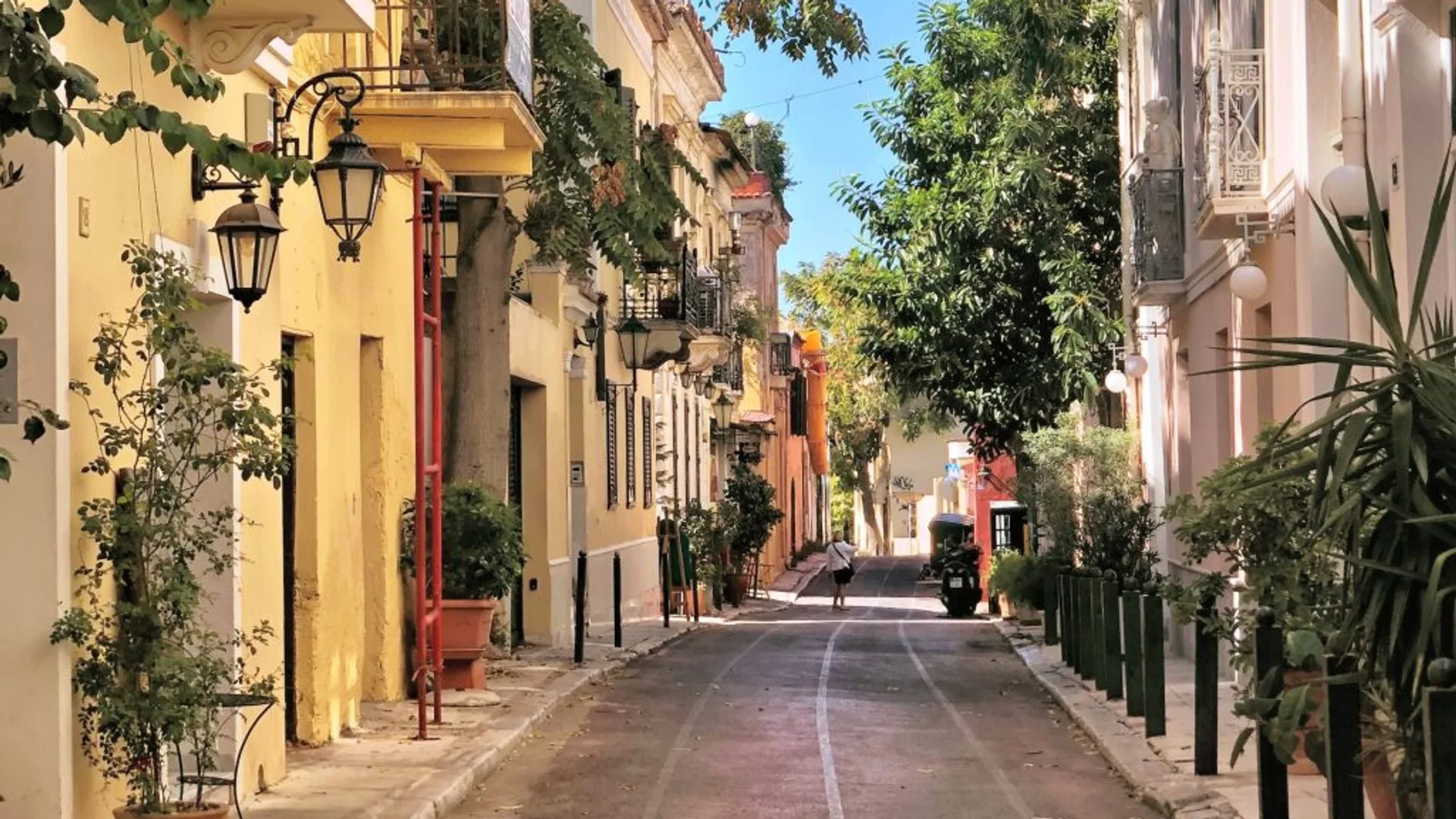 Στενά λιθόστρωτα δρομάκια της Πλάκας με νεοκλασικά σπίτια κάτω από την Ακρόπολη