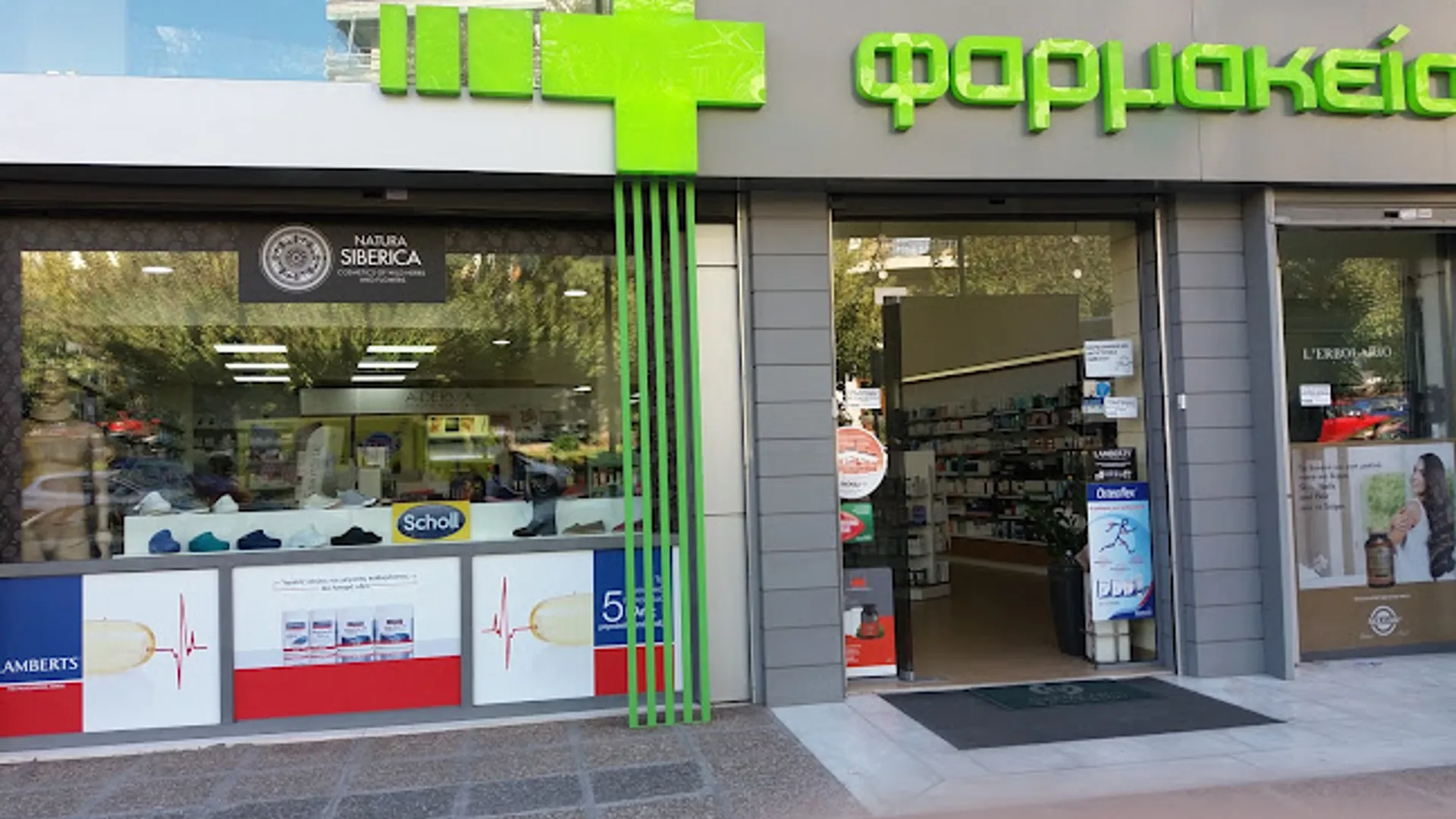 Πινακίδα φαρμακείου με πράσινο σταυρό στην Πλατεία Βικτωρίας