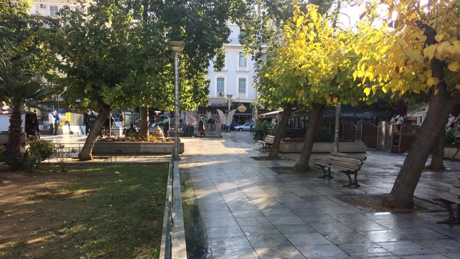 Η Πλατεία Βικτωρίας με δέντρα, παγκάκια και γειτονιά γύρω